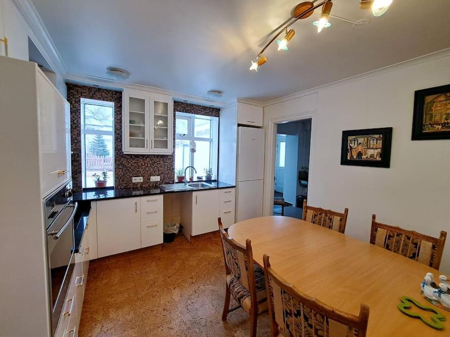 Spacious Apartment -Top Location 阿克雷里 外观 照片